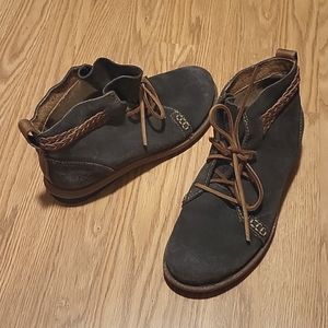 BORN Temple Women's 10 leather lace up boots